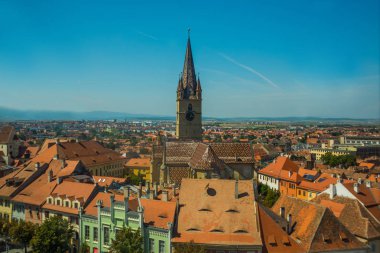 Sibiu, Romanya: Sıcak gün batımı ışığında Evangelic Kilisesi. 1530 yılında inşa edildi ve Transilvanya 'nın Sibiu kentindeki en ünlü Gotik tarzı kilisedir.