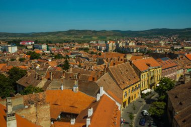 Sibiu, Romanya: Eski kentin manzarası ve geleneksel evlerin çatıları.