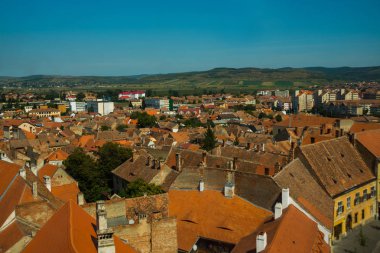 Sibiu, Romanya: Eski kentin manzarası ve geleneksel evlerin çatıları.