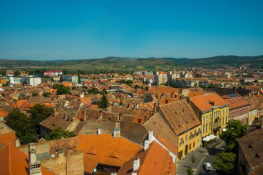 Sibiu, Romanya: Eski kentin manzarası ve geleneksel evlerin çatıları.