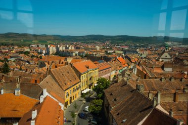Sibiu, Romanya: Eski kentin manzarası ve geleneksel evlerin çatıları.