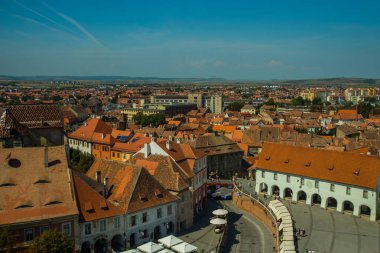 Sibiu, Romanya: Eski kentte eski geleneksel evleri olan güzel cadde.