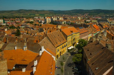 Sibiu, Romanya: Eski kentte eski geleneksel evleri olan güzel cadde.