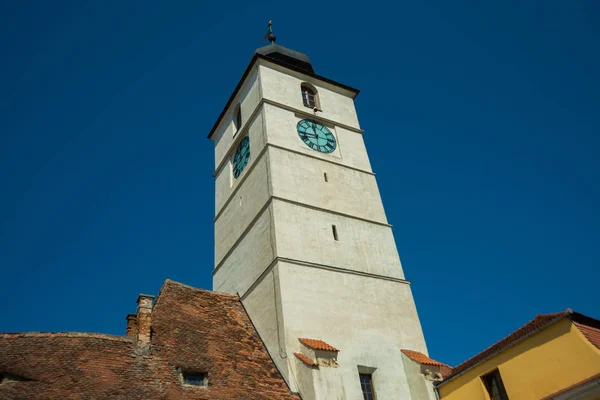 Sibiu, Rumunia: Wieża rady Sibiu w małym swuare w słoneczny letni dzień z błękitnym niebem w Sibiu — Zdjęcie stockowe