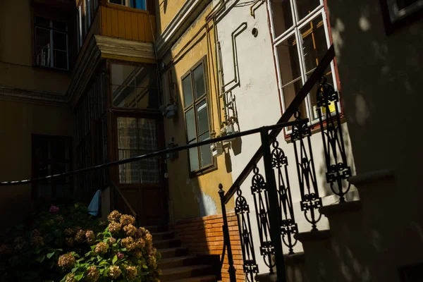 SIBIU, ROMANIA: Bella strada con vecchie case tradizionali nel centro storico . — Foto Stock