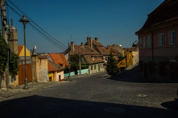 Sibiu, Rumunia: Piękna ulica ze starymi tradycyjnymi domami na starym mieście. — Zdjęcie stockowe