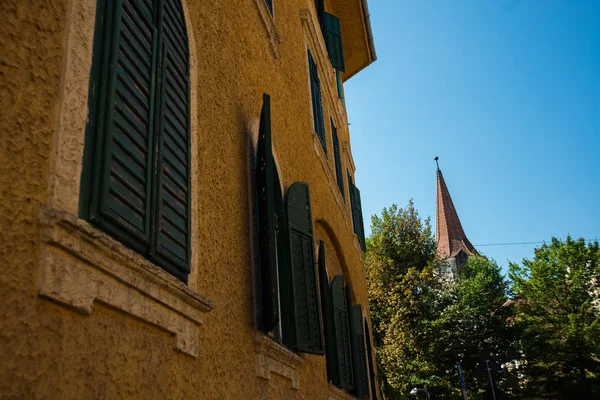 SIBIU, ROMANIA: Bella strada con vecchie case tradizionali nel centro storico . — Foto Stock