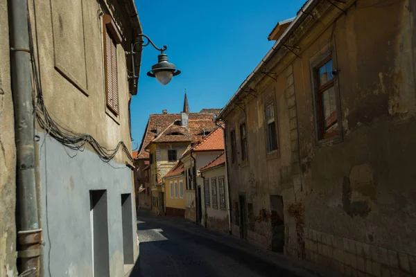 Sibiu, Rumunia: Piękna ulica ze starymi tradycyjnymi domami na starym mieście. — Zdjęcie stockowe
