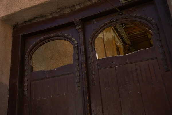 SIBIU, ROMÉNIA: Porta de madeira velha. Bela rua com antigas casas tradicionais na cidade velha Sibiu — Fotografia de Stock