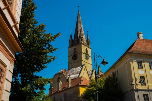 Sibiu, Rumänien: die evangelische Kirche im warmen Sonnenuntergang. Es wurde 1530 erbaut und ist die berühmteste Kirche im gotischen Stil in Sibiu, Siebenbürgen — Stockfoto