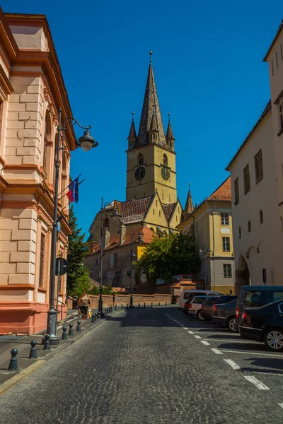 Sibiu, Rumunsko: Evangelický kostel za teplého západu slunce. Byl postaven v roce 1530 a je to nejznámější gotický kostel v Sibiu, Transylvánie — Stock fotografie
