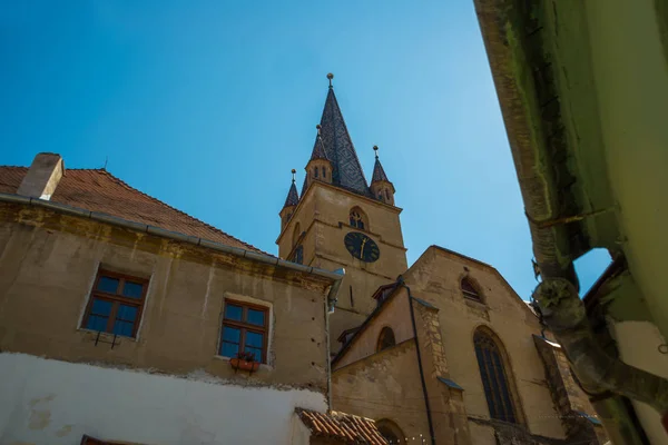 Sibiu, Rumunsko: Evangelický kostel za teplého západu slunce. Byl postaven v roce 1530 a je to nejznámější gotický kostel v Sibiu, Transylvánie — Stock fotografie