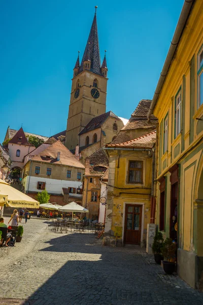 Sibiu, Romanya: Sıcak gün batımı ışığında Evangelic Kilisesi. 1530 yılında inşa edildi ve Transilvanya 'nın Sibiu kentindeki en ünlü Gotik tarzı kilisedir.