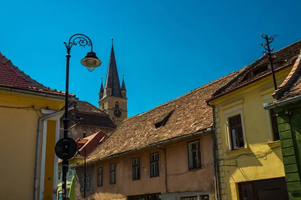 SIBIU, ROUMANIE : L "Église évangélique sous le soleil couchant. Il a été construit en 1530 et c'est l'église gothique la plus célèbre de Sibiu, en Transylvanie. — Photo