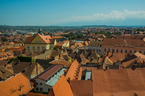 Sibiu, Rumunia: Widok na stare miasto i dachy tradycyjnych domów. — Zdjęcie stockowe