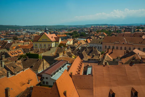 Sibiu, Rumänien: Ovanifrån av gamla stan och tak av traditionella hus. — Stockfoto