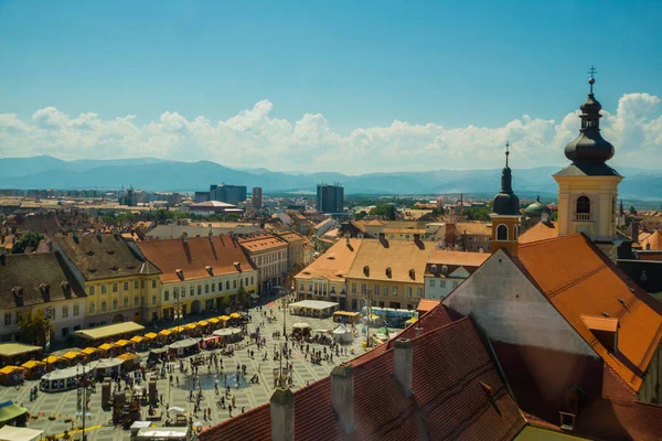 Sibiu, rumänien: sibius ratsturm im kleinen swuare an einem sonnigen sommertag mit blauem himmel in sibiu — Stockfoto