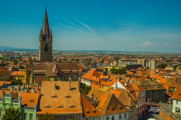 Widok z lotu ptaka Sibiu, Rumunia z wieży Rady z małym placem Piata Mica i rampą prowadzącą do Dolnego Miasta, podczas gdy nad panoramą góruje ewangelicka katedra luterańska. — Zdjęcie stockowe