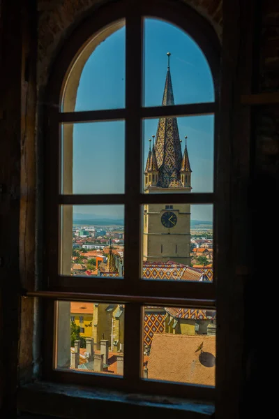 SIBIU, ROMANIA: La Iglesia Evangélica en la cálida luz del atardecer. Fue construida en 1530 y es la iglesia de estilo gótico más famosa de Sibiu, Transilvania. — Foto de Stock