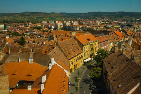 Sibiu, Rumunia: Piękna ulica ze starymi tradycyjnymi domami na starym mieście. — Zdjęcie stockowe