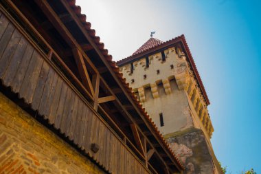 Sibiu, Romanya: Eski Sibiu kasabasındaki istihkam sisteminin bir parçası olan eski tuğla bir duvar ve bir kule manzarası