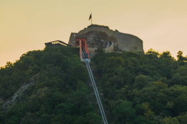 Romanya, Deva: Deva Kalesi 13. yüzyılın ortalarında bir Dacian yerleşim yerindeki Kale Tepesi 'nin tepesine inşa edildi ve Castrum Deva olarak anılıyor.