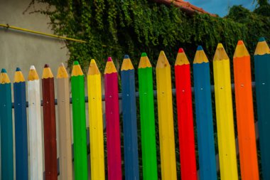 Romanya, Deva: Renkli kalemler şeklinde alışılmadık çitler.