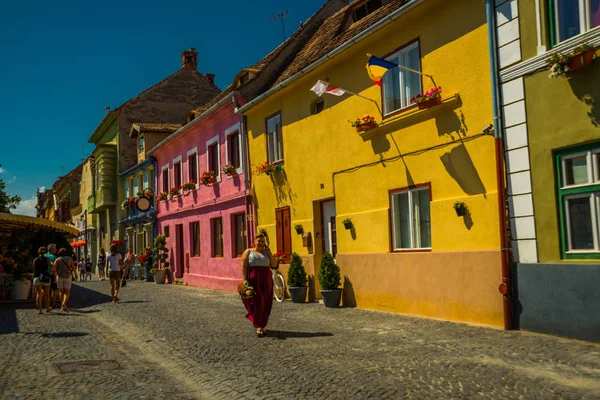 SIBIU, ROMANIA: Beautiful street with old traditional houses in the old town. — Stock Photo, Image