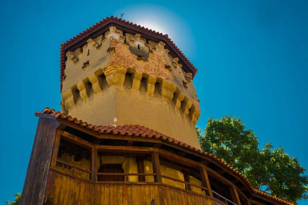 SIBIU, ROMÉNIA: Uma vista sobre um velho muro de tijolos e uma torre, que faziam parte do sistema de fortificação na cidade velha de Sibiu — Fotografia de Stock