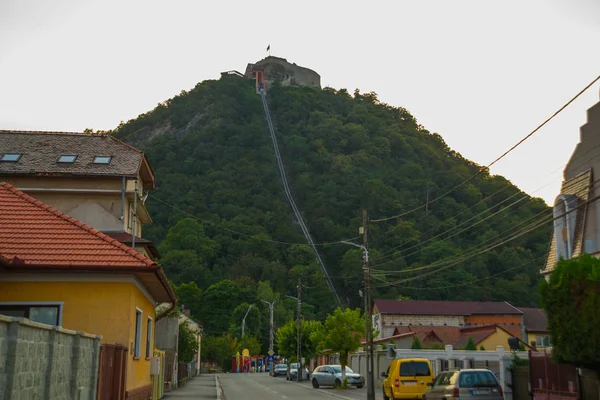 Rumänien, deva: deva Festung wurde in der Mitte des dreizehnten Jahrhunderts auf der Spitze des Festungsberges, an der Stelle einer dakischen Siedlung gebaut und wird als castrum deva erwähnt. — Stockfoto
