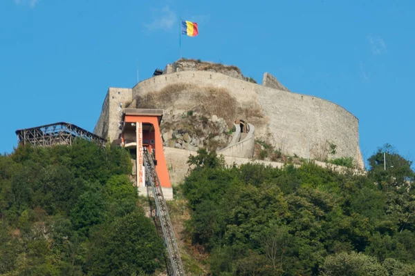 Ρουμανία, Deva: Το φρούριο Deva χτίστηκε στα μέσα του δέκατου τρίτου αιώνα στην κορυφή του λόφου Φρούριο, στη θέση ενός οικισμού Dacian και αναφέρεται ως Castrum Deva. — Φωτογραφία Αρχείου