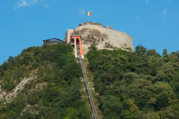 罗马尼亚，Deva：Deva Fortress建于十三世纪中叶，位于Fortress Hill的顶部，是一个Dacian定居点的所在地，被称为Caarro Deva. — 图库照片