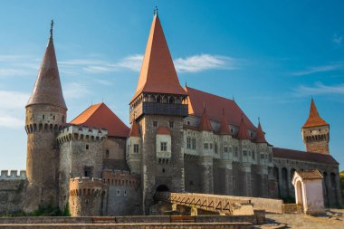 Hunedoara Şatosu ya da Hunyadi Şatosu, Romanya 'nın Hunedoara kentinde yer alan bir Gotik-Rönesans kalesidir..