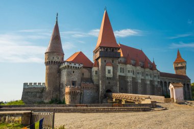 Hunedoara Şatosu ya da Hunyadi Şatosu, Romanya 'nın Hunedoara kentinde yer alan bir Gotik-Rönesans kalesidir..