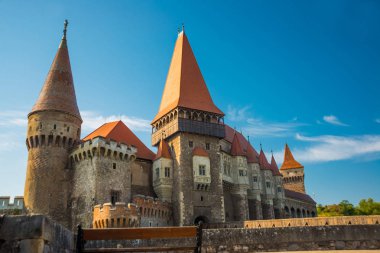 Hunedoara Şatosu ya da Hunyadi Şatosu, Romanya 'nın Hunedoara kentinde yer alan bir Gotik-Rönesans kalesidir..
