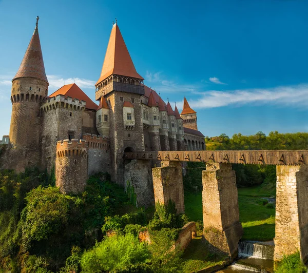 El Castillo de Hunedoara, también conocido como Castillo de Corvin o Castillo de Hunyadi, es un castillo gótico-renacentista en Hunedoara, Rumania. . — Foto de Stock