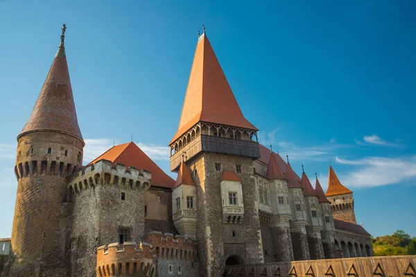 Kastil Hunedoara, juga dikenal sebagai Kastil Corvin atau Kastil Hunyadi, adalah sebuah kastil bergaya Gotik-Renaisans di Hunedoara, Rumania . — Stok Foto