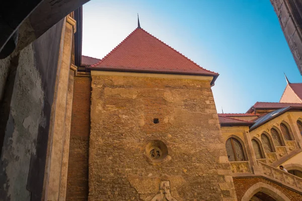 HUNEDOARA, RUMANIA: Castillo de Corvin, también conocido como Castillo Hunyadi o Castillo Hunedoara, Condado de Hunedoara, Transilvania — Foto de Stock