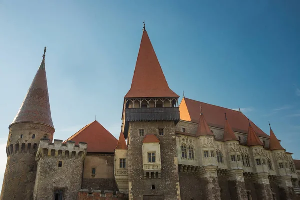 El Castillo de Hunedoara, también conocido como Castillo de Corvin o Castillo de Hunyadi, es un castillo gótico-renacentista en Hunedoara, Rumania. . — Foto de Stock
