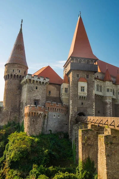 El Castillo de Hunedoara, también conocido como Castillo de Corvin o Castillo de Hunyadi, es un castillo gótico-renacentista en Hunedoara, Rumania. . — Foto de Stock