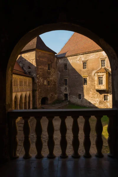 HUNEDOARA, RUMANIA: Vista de la ventana interior del Castillo de Corvin, también conocido como Castillo de Hunyadi o Castillo de Hunedoara, Condado de Hunedoara, Transilvania — Foto de Stock