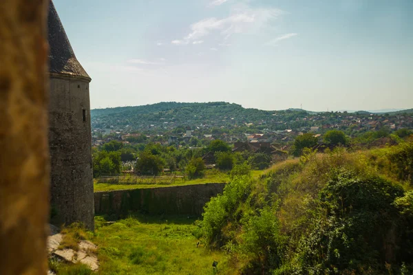 ルーマニアのフネドアラ:美しい夏の風景の眺め、城からの眺めコルヴィン城、ハンガリー城またはフネドアラ城、フネドアラ郡 — ストック写真