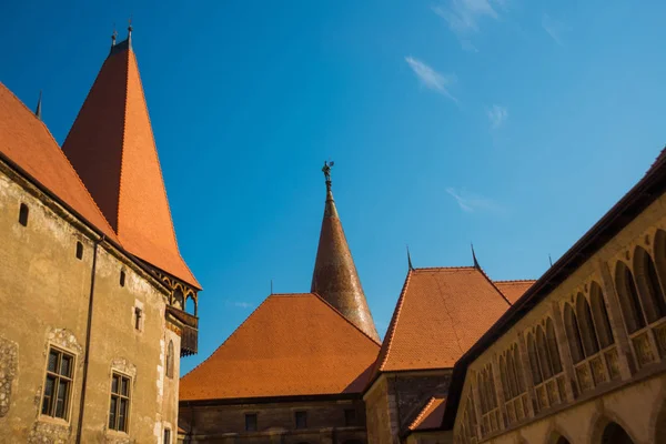 HUNEDOARA, RUMANIA: Castillo de Corvin, también conocido como Castillo Hunyadi o Castillo Hunedoara, Condado de Hunedoara, Transilvania — Foto de Stock