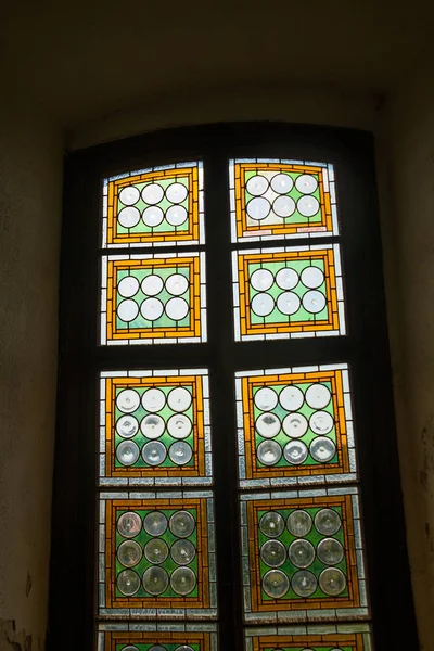 HUNEDOARA, ROUMANIE : Ouvre la fenêtre. Vue sur le magnifique paysage estival, vue depuis le château Château de Corvin — Photo
