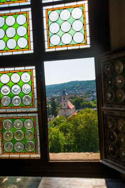HUNEDOARA, RUMANIA: Abrir ventana. Vista del hermoso paisaje de verano, vista desde el castillo Castillo de Corvin —  Fotos de Stock