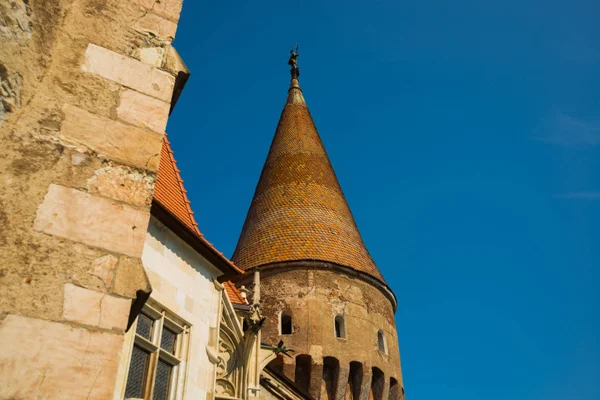 HUNEDOARA, RUMANIA: Castillo de Corvin o Castillo Hunyadi en Hunedoara — Foto de Stock