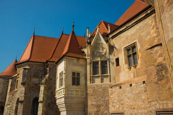HUNEDOARA, RUMANIA: Famoso en Europa, Castillo de Corvin o Castillo Hunyadi en Hunedoara — Foto de Stock