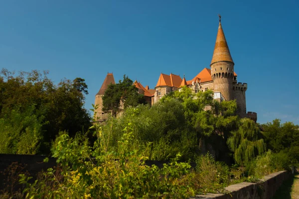 El Castillo Hunyad. Castillo medieval gótico-renacentista en Hunedoara, Transilvania. Castelul Huniazilor o Castelul Corvinestilor, Vajdahunyad, Rumania — Foto de Stock