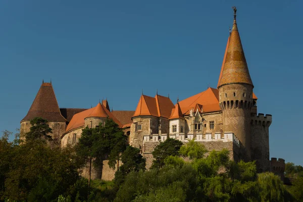 Castillo Hunyad. Castillo de Corvin en Hunedoara, Rumania. Monumentos del castillo rumano . — Foto de Stock
