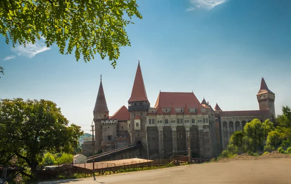 Castillo Hunyad. Castillo de Corvin en Hunedoara, Rumania. Monumentos del castillo rumano . — Foto de Stock